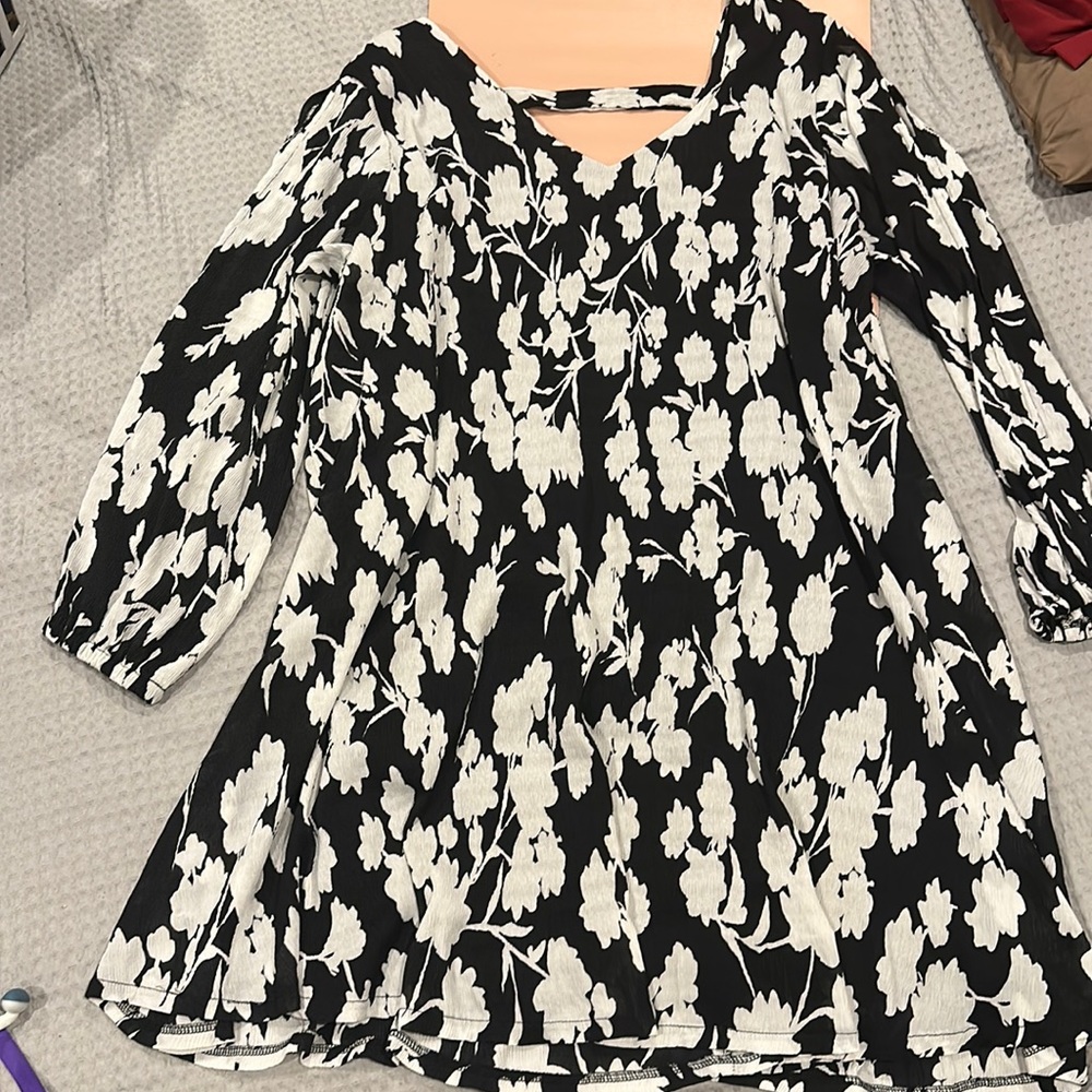 Signature by Robbie Bee 20W flowy long sleeved black and white/light cream dress